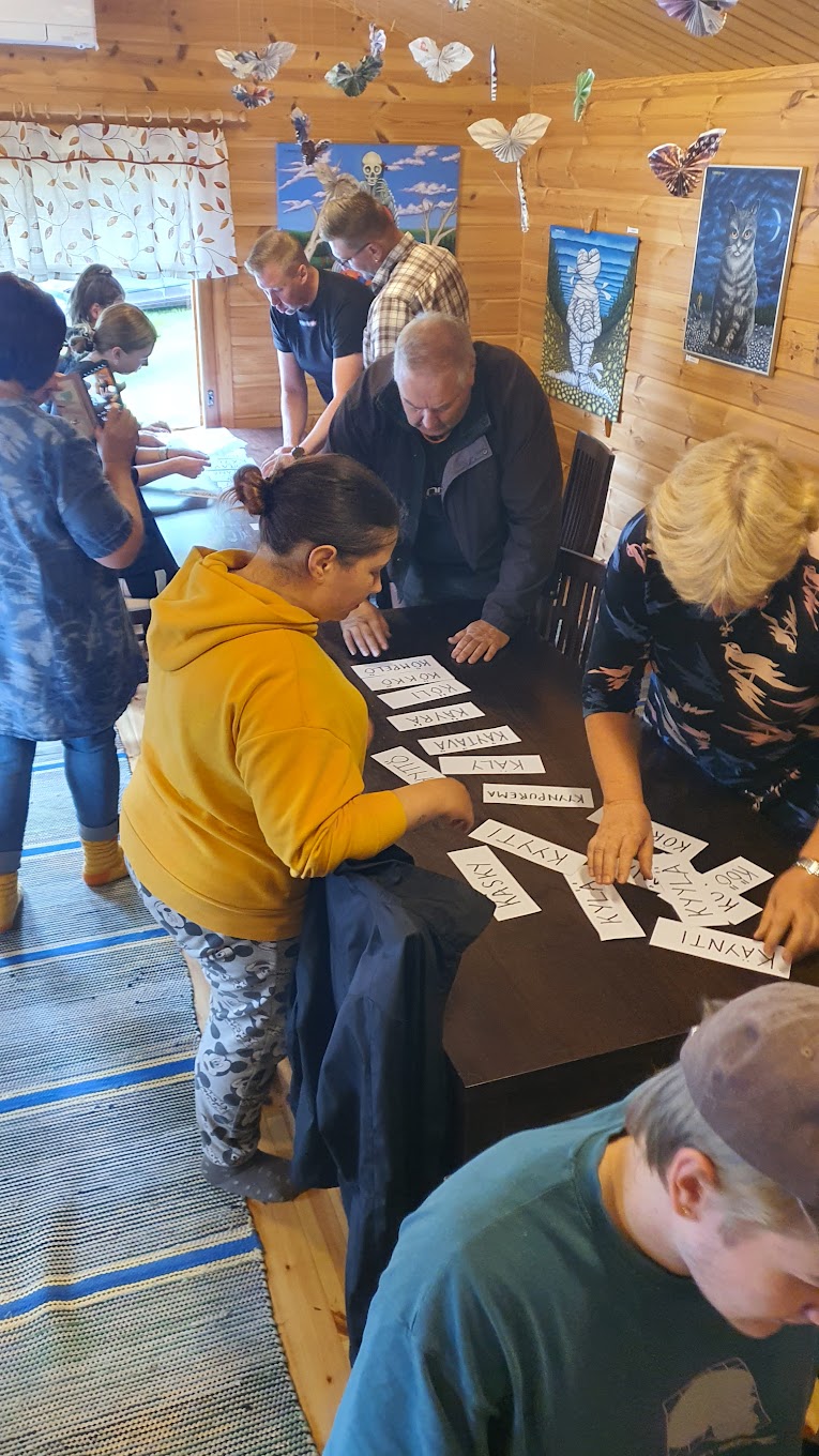 Joukkueet järjestävät K-kirjaimella alkavia sanakortteja aakkosjärjestykseen Rantatuvan sisätiloissa.