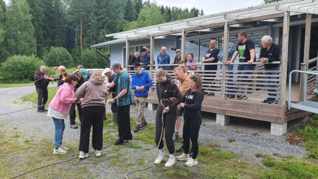 Kisaajat yrittävät pujotella itsensä läpi köydessä olevasta solmusta.